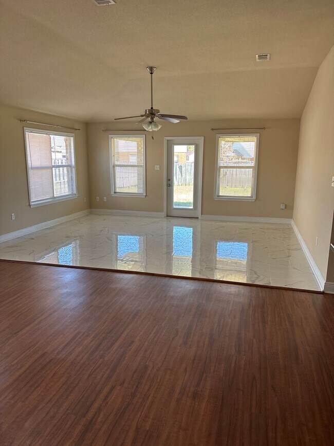 Building Photo - **Charming 3-Bedroom, 2-Bath Home for Rent in West Gulfport, MS!**