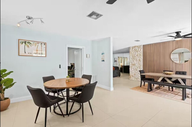 Building Photo - 304 SE 4th St