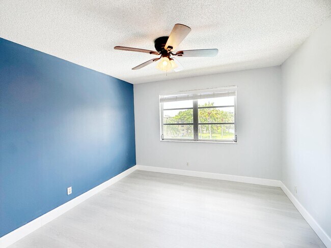 Building Photo - 2220 N Cypress Bend Dr