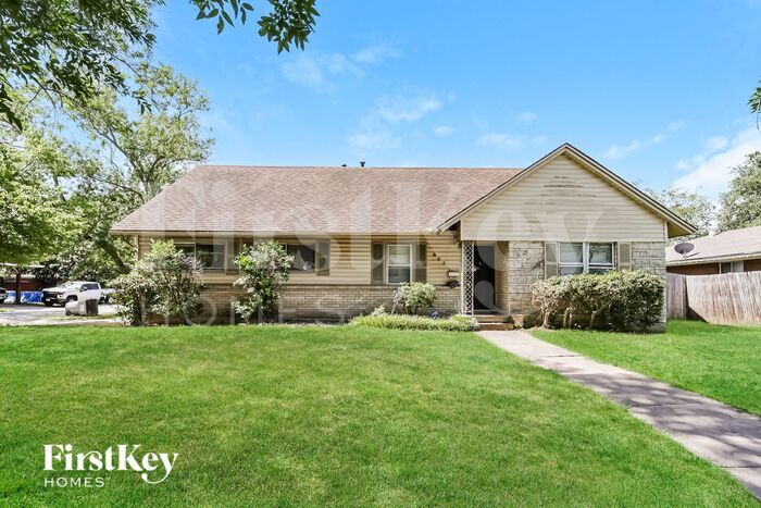 Primary Photo - 902 Poinsettia Dr