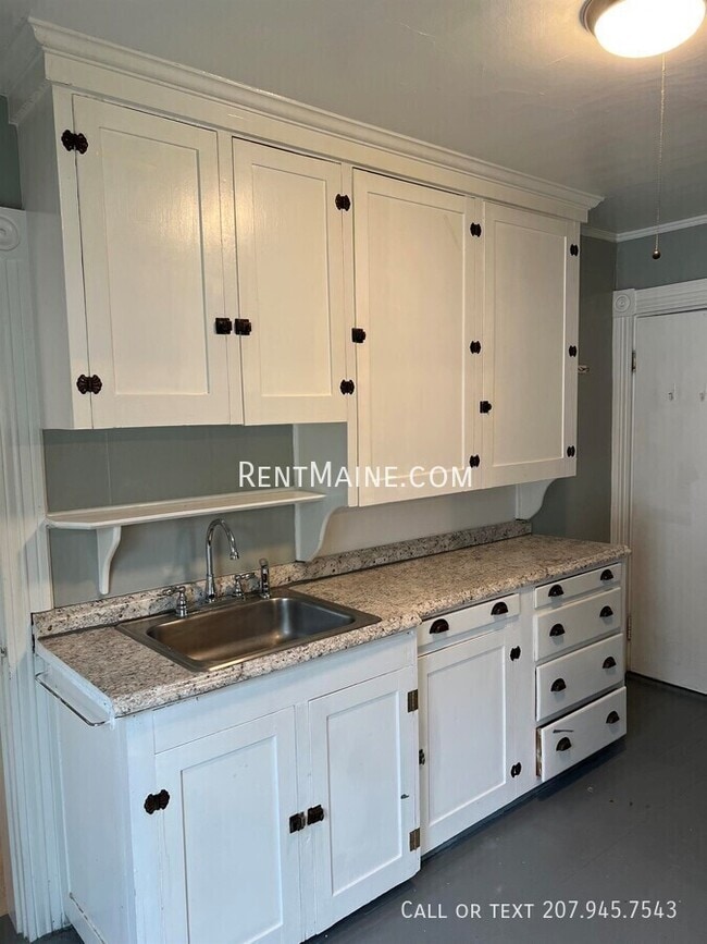 Building Photo - 232 Center St