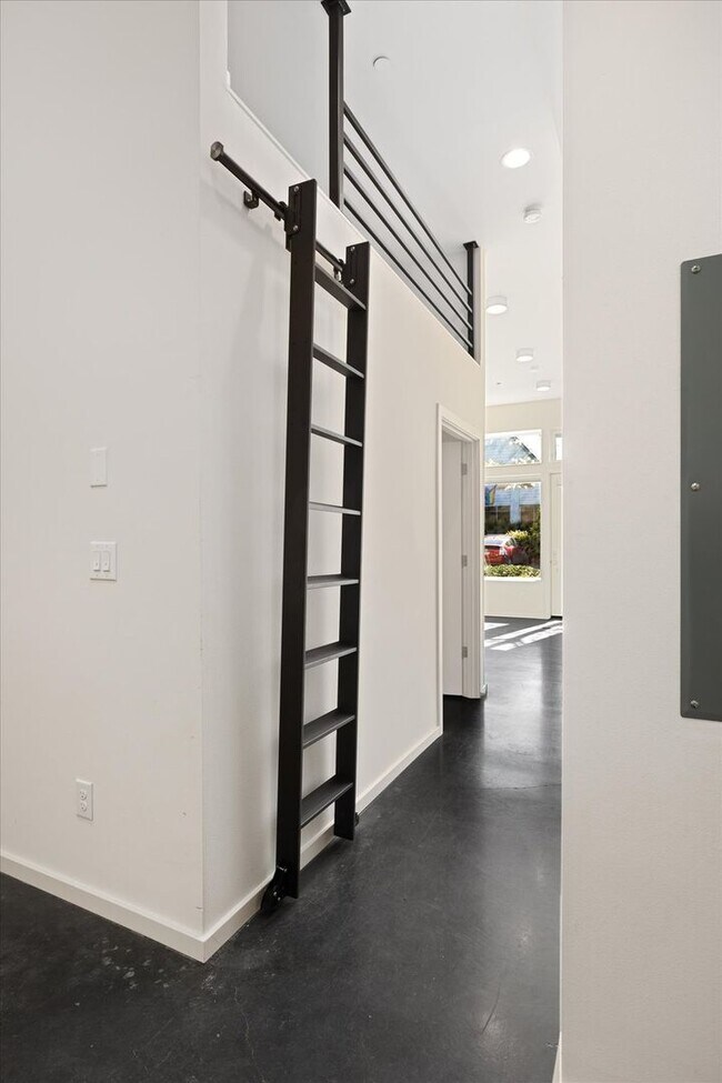 Building Photo - 4Bd/3Ba Seattle Townhome