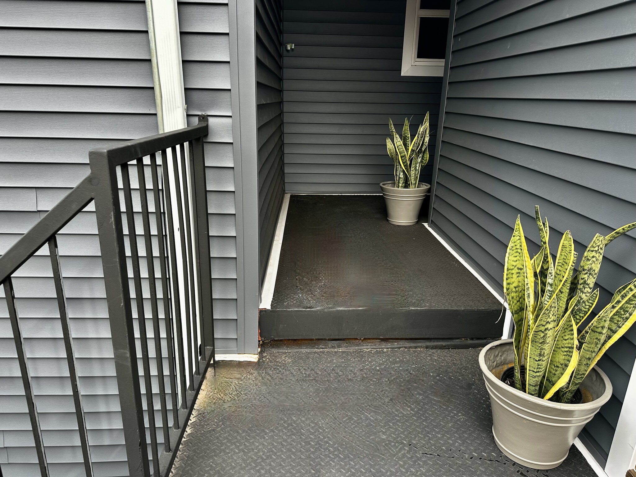 2nd floor Private walkway, NEW siding. - 328 High St