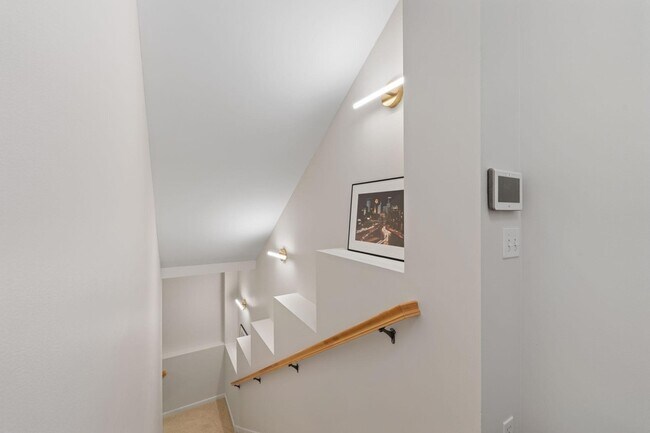 Building Photo - 1008 Portland Ave