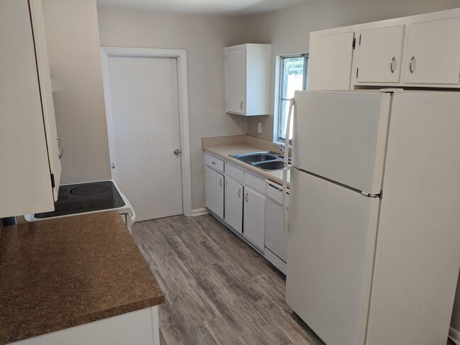 Building Photo - Cute 3/1 Single Family Home Available July 1, 2026