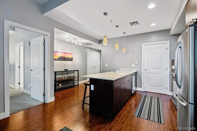 Building Photo - 2001 Lincoln St