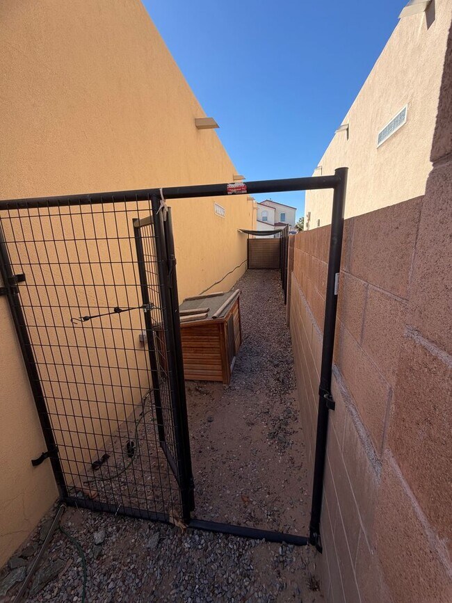 Building Photo - 3-Bedroom House!