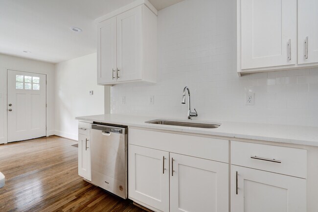 Building Photo - 5196 Scenic View Dr