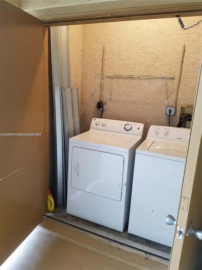 Building Photo - 100 SW 117th Terrace