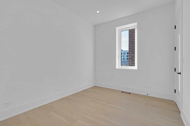 Building Photo - 505 W Elm St