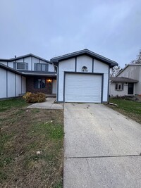 Building Photo - Spacious Two-Bedroom Duplex