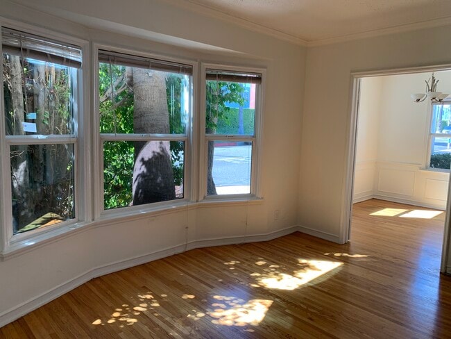 Building Photo - 416 N Doheny Dr