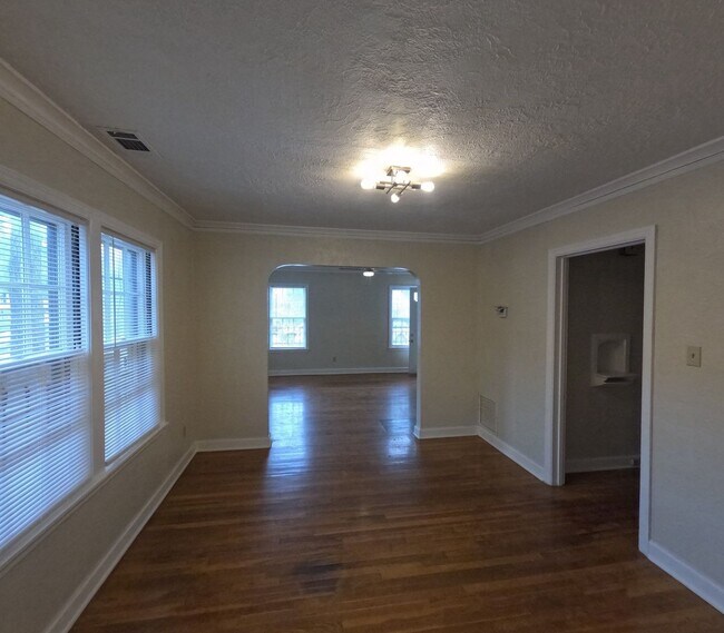 Building Photo - Renovated 3 Bed 1 Bath