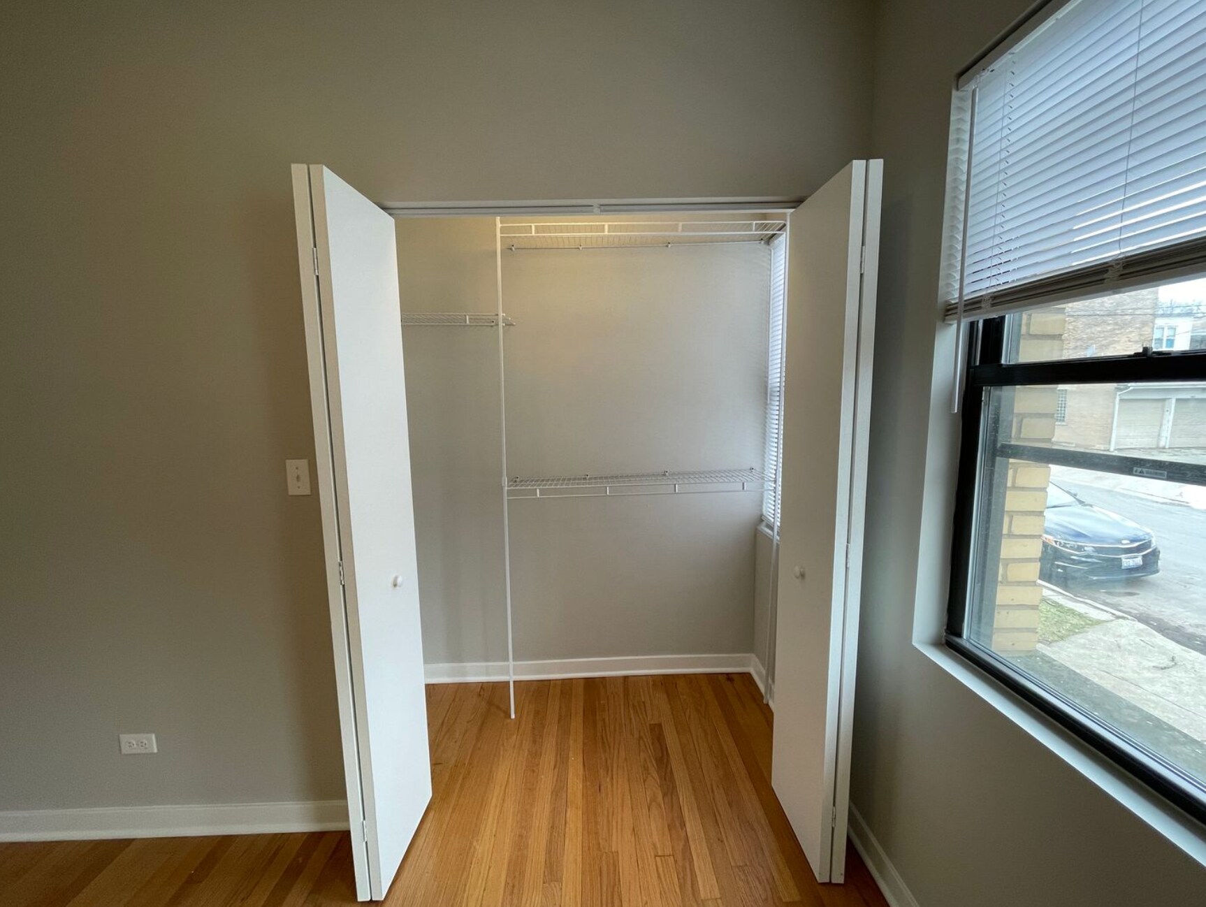 Closet - 3225 W Catalpa Ave