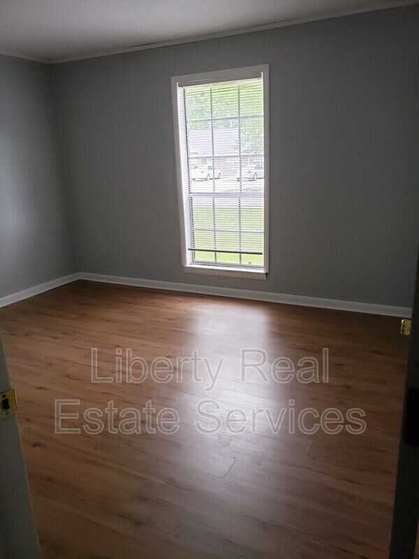 Building Photo - 991 Live Oak Dr