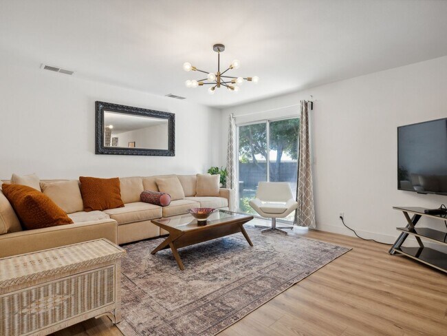 Building Photo - Fully Furnished 3 Bedroom 2 Bath - Single ...