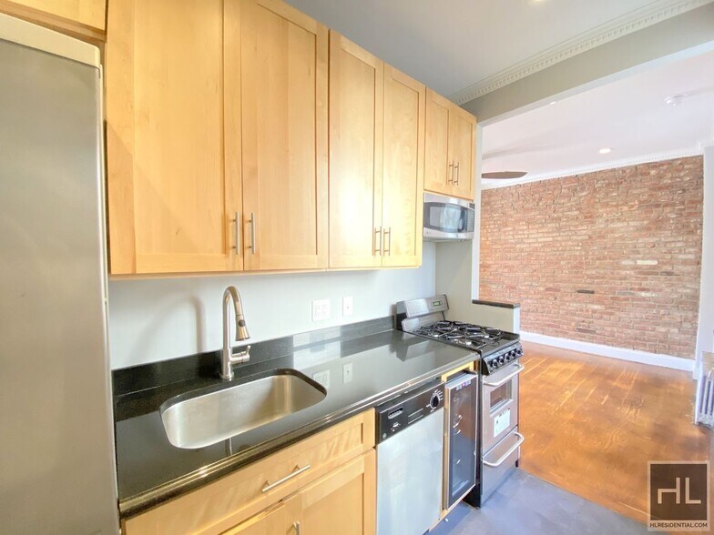 Building Photo - E 100TH ST.