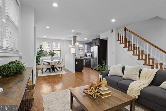 Building Photo - 521 Quintana Pl NW