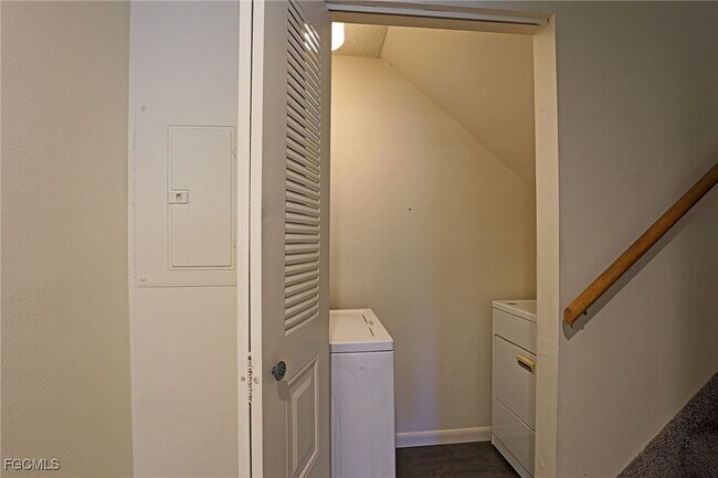 Building Photo - 5274 Cedarbend Dr