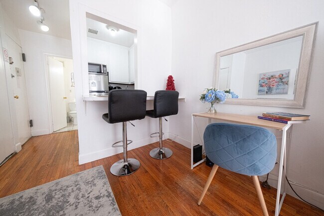 Building Photo - 328 E 74th St