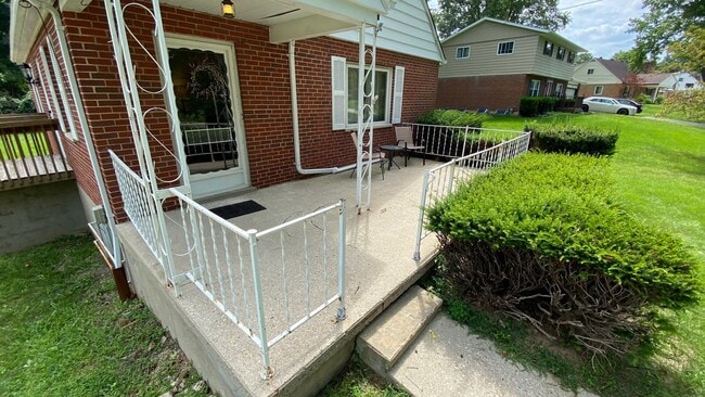 Building Photo - Fully Furnished with Washer and Dryer on quiet cul-de-sac