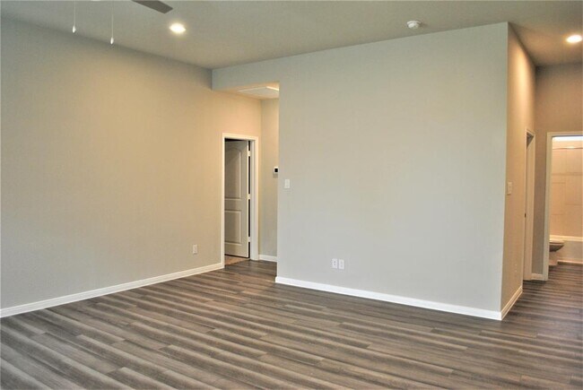 Building Photo - 14131 Lake Lodge Dr