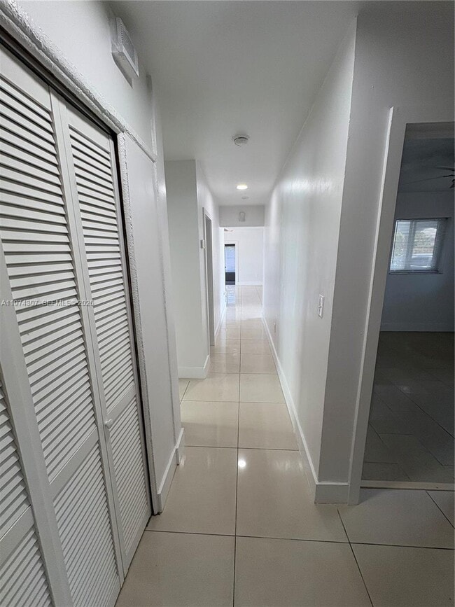 Building Photo - 1106 NW 18th Ct