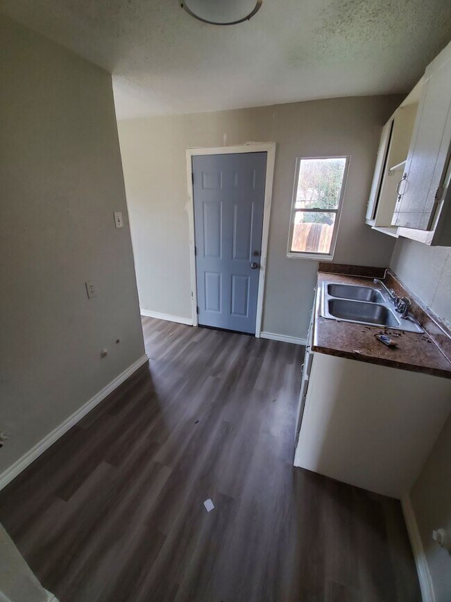 Building Photo - Discover the perfect home!