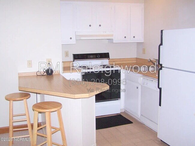 Building Photo - 220 Foxkroft Dr