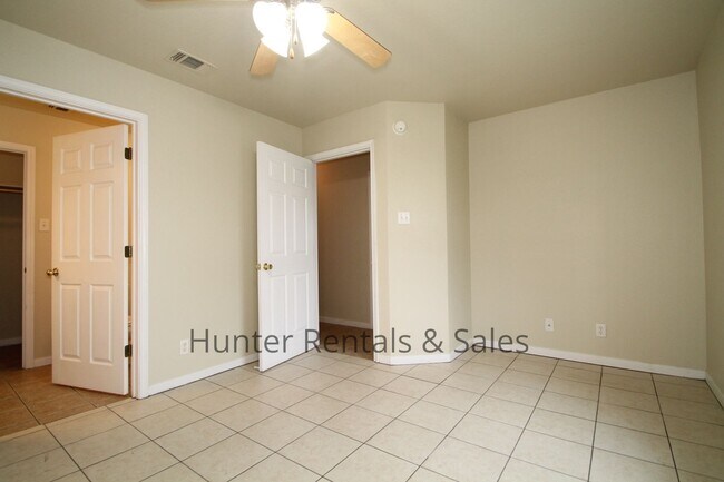 Building Photo - Spacious Duplex!