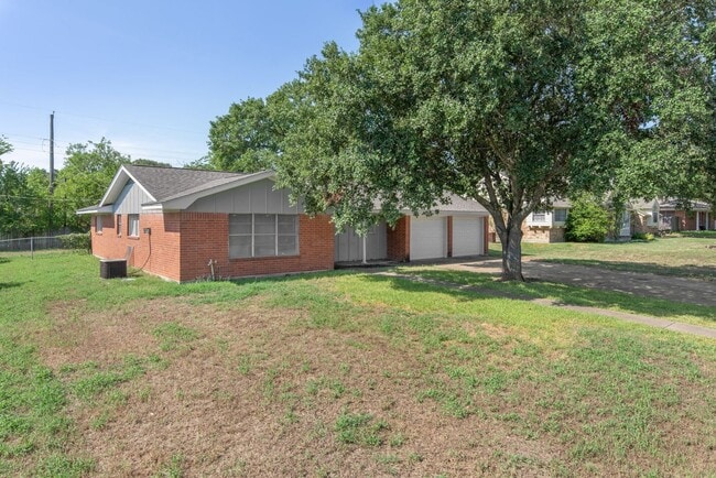 Building Photo - AUGUST PRE-LEASE Centrally Located Updated...