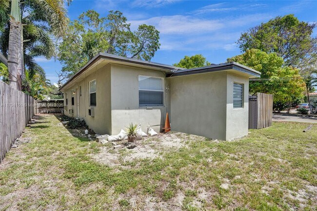 Building Photo - 403 SW 11th Ct