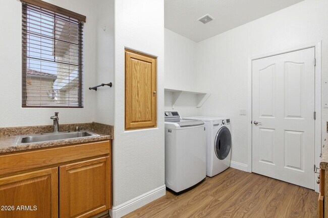 Building Photo - 6206 W Buckhorn Trail