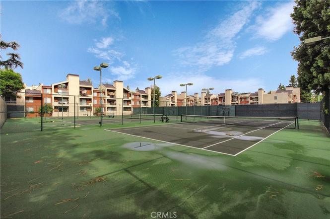 Building Photo - 21450 Burbank Blvd