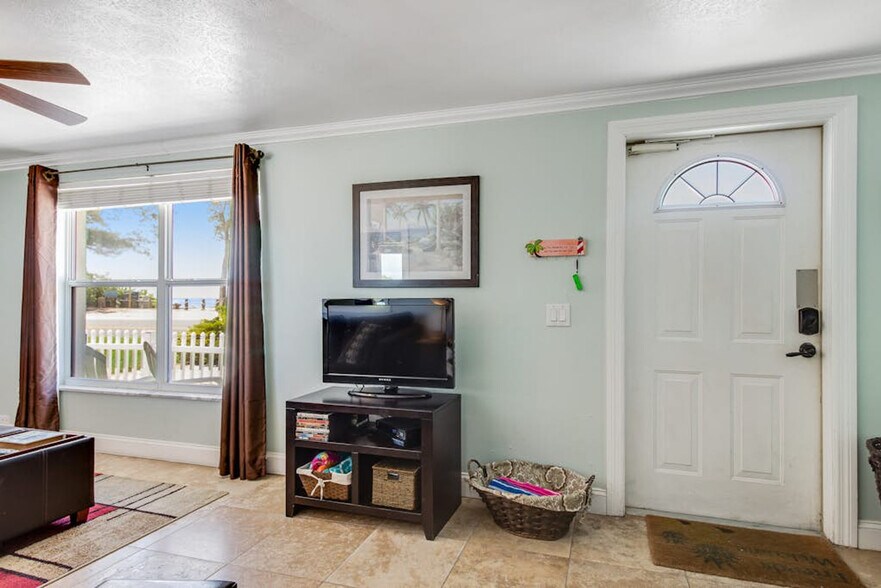 Building Photo - 1303 Gulf Dr S
