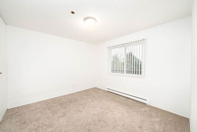 Building Photo - 2 bedroom unit close to downtown Gresham!!