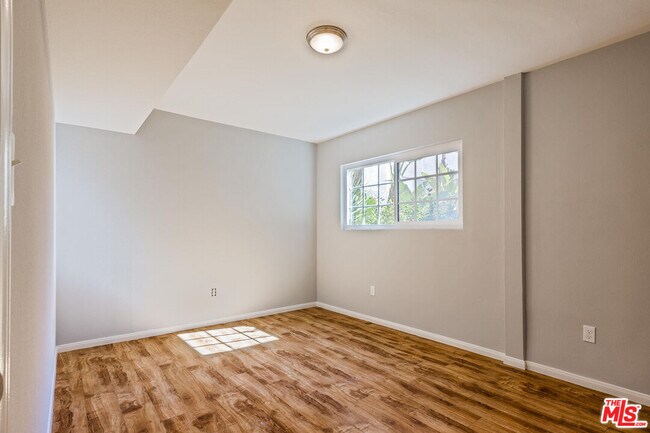 Building Photo - 1112 Ocean Park Blvd