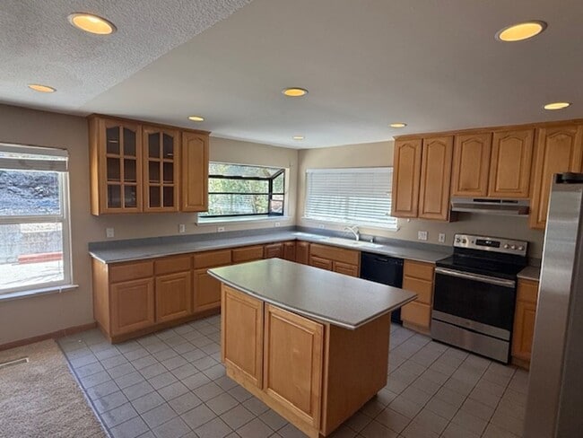 Building Photo - Massive 3-Bedroom El Cerrito Home Minutes ...