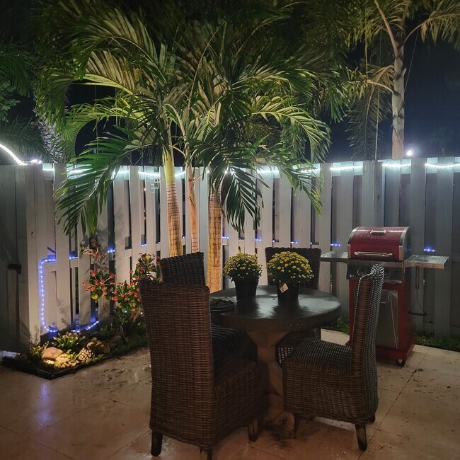 Building Photo - 825 Center St