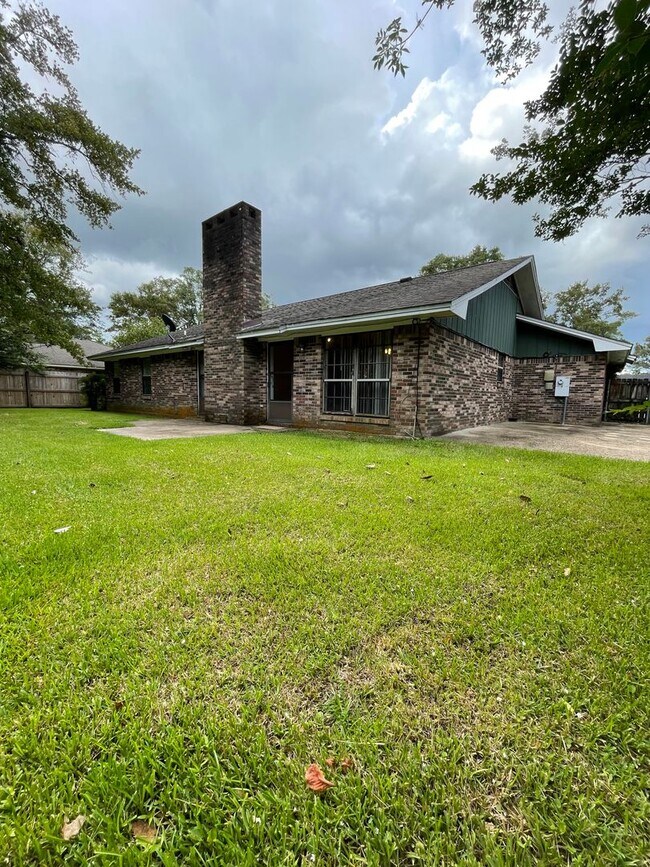 Building Photo - MOVE-IN SPECIAL! 3-Bedroom Home in Fort Ba...