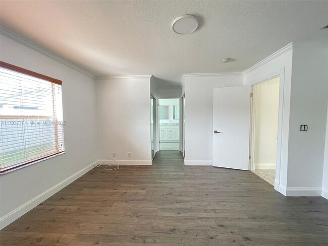 Building Photo - 211 E Riverbend Dr