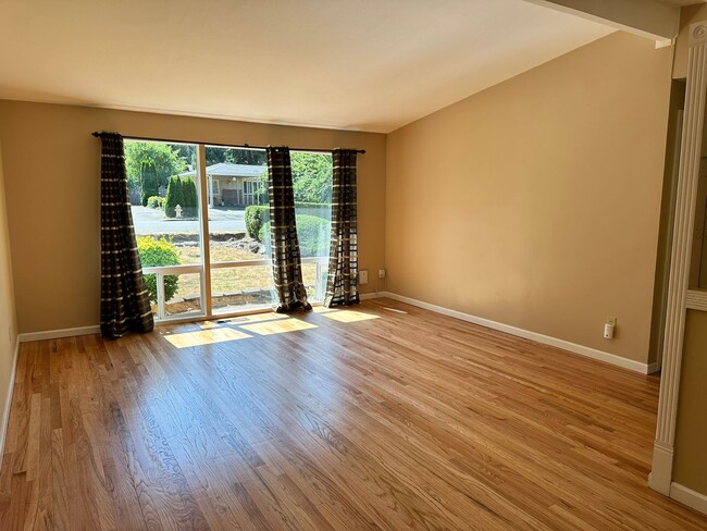 Building Photo - 4Bd/2Ba Bellevue Home