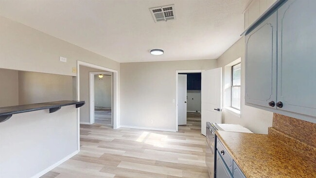 Building Photo - "Charming 3-Bedroom Retreat on Edgewater D...