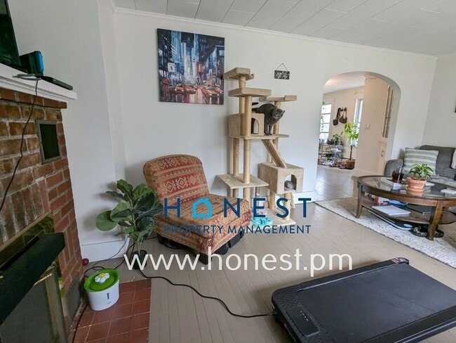 Building Photo - 20 Academy St