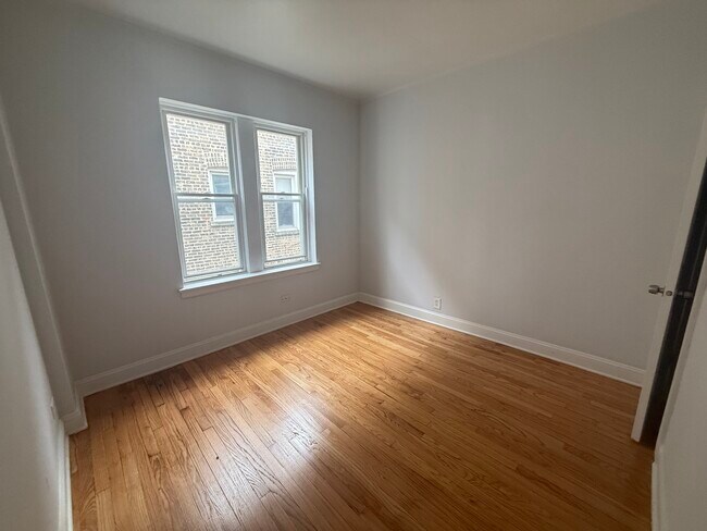 Building Photo - 7342 N Damen Ave
