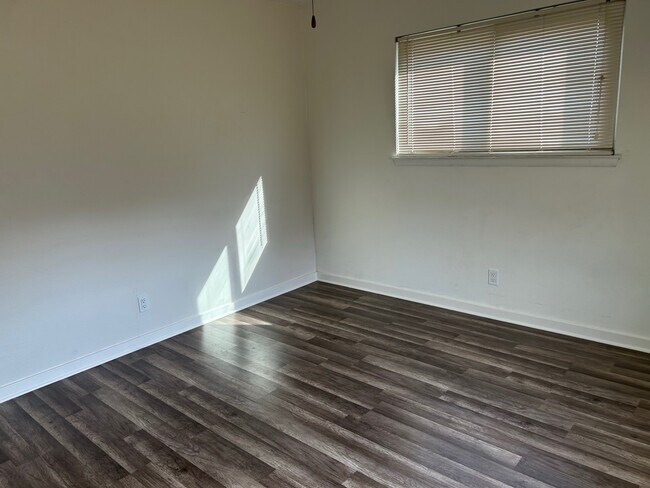 Building Photo - 142 Meadow Glen Dr