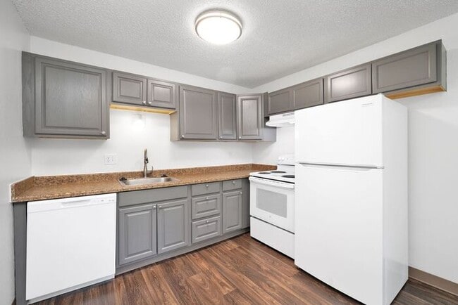 Primary Photo - 2 bedroom Available! Pets OK! 1st month RE...