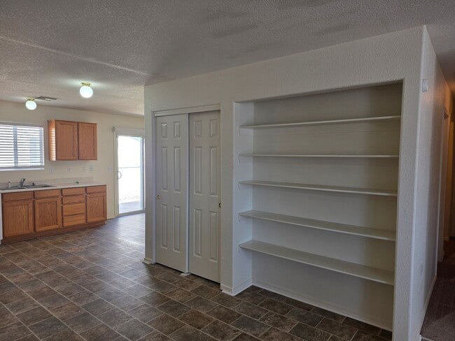 Building Photo - 3 Bed/2 bath home located in desirable Holiday Shores, Bullhead City AZ.