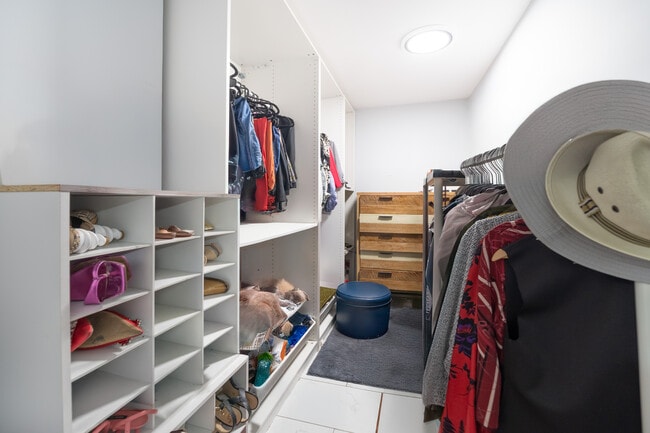 closet - 1101 NE 5th St