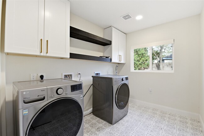 Building Photo - 2606 Parana Dr